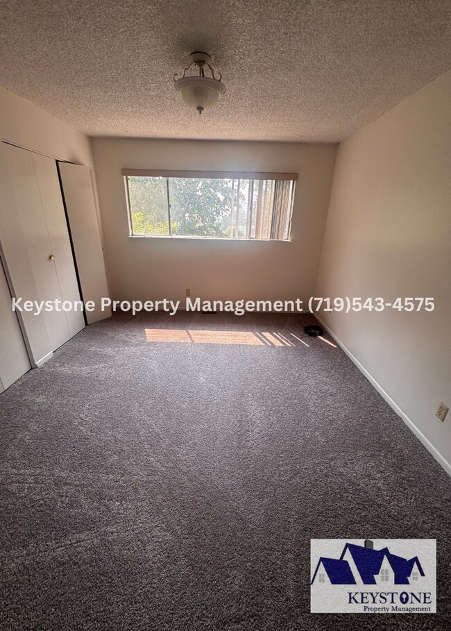 Building Photo - Updated 2 Bedroom Belmont Townhome with Attached Garage & Fenced Yard $1300/$1300