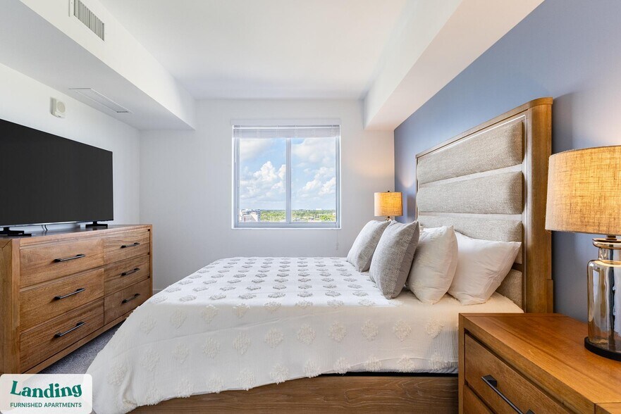 Building Photo - 200 NE 1st Ave