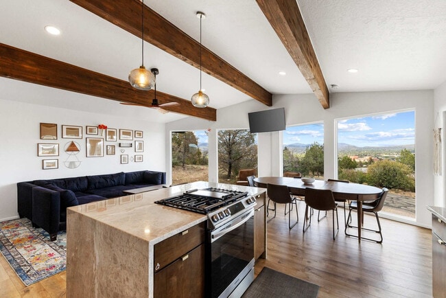 Building Photo - 828 Black Dr