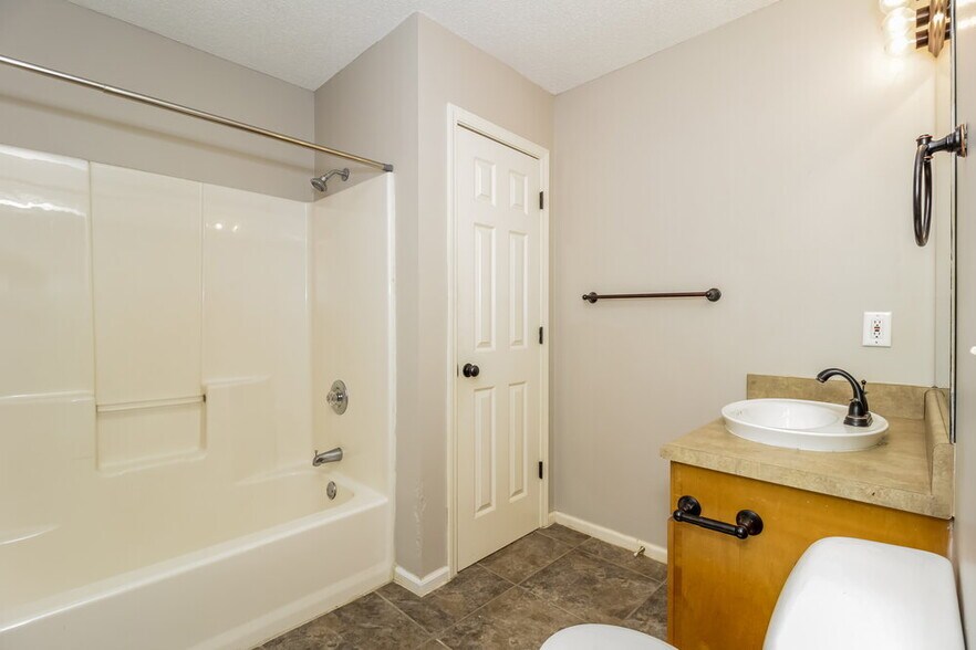 Building Photo - 23 Southview Dr