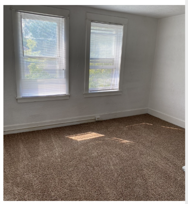 Building Photo - 580 W Clark St