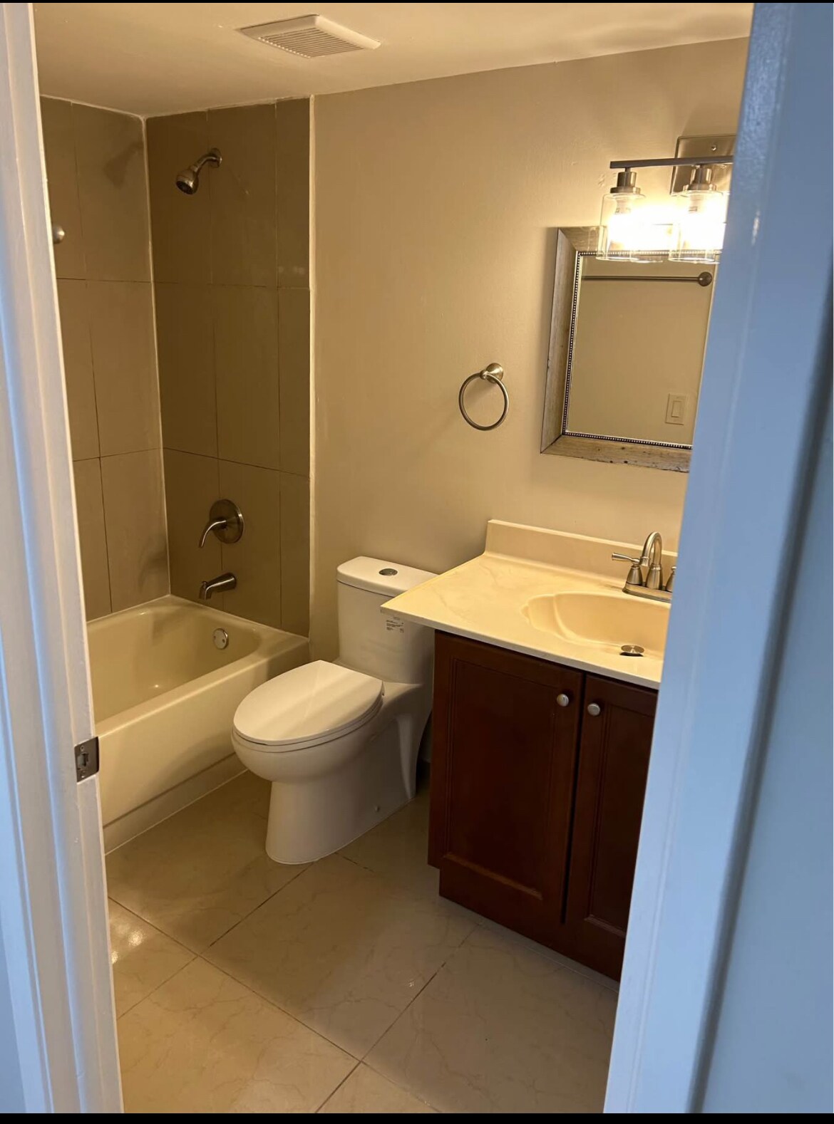 Hall bath - 495 W Park Dr