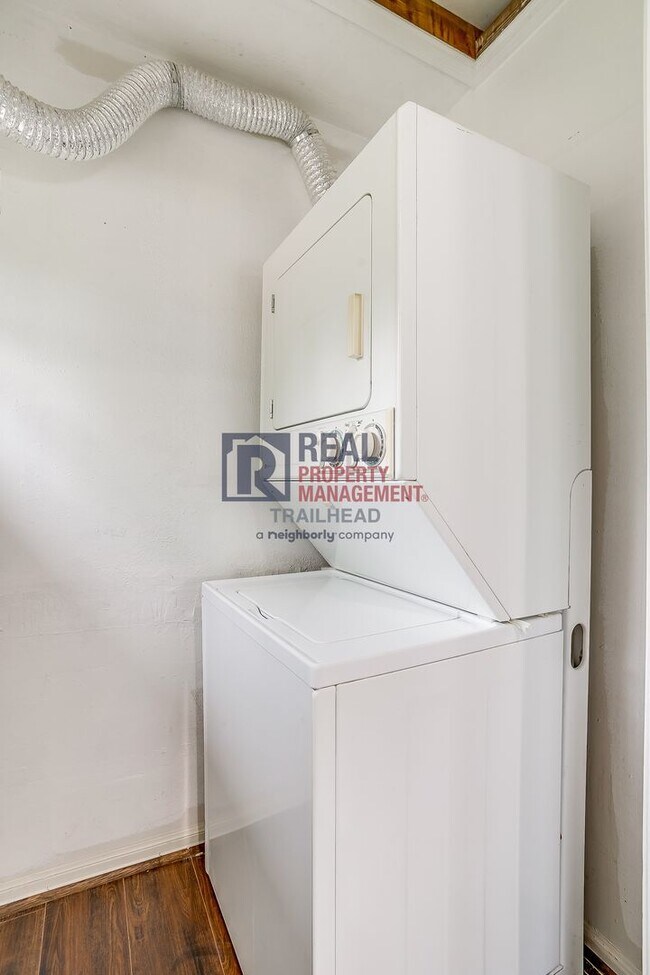 Building Photo - Spacious 3 bed 2 bath Monticello Duplex with Loft