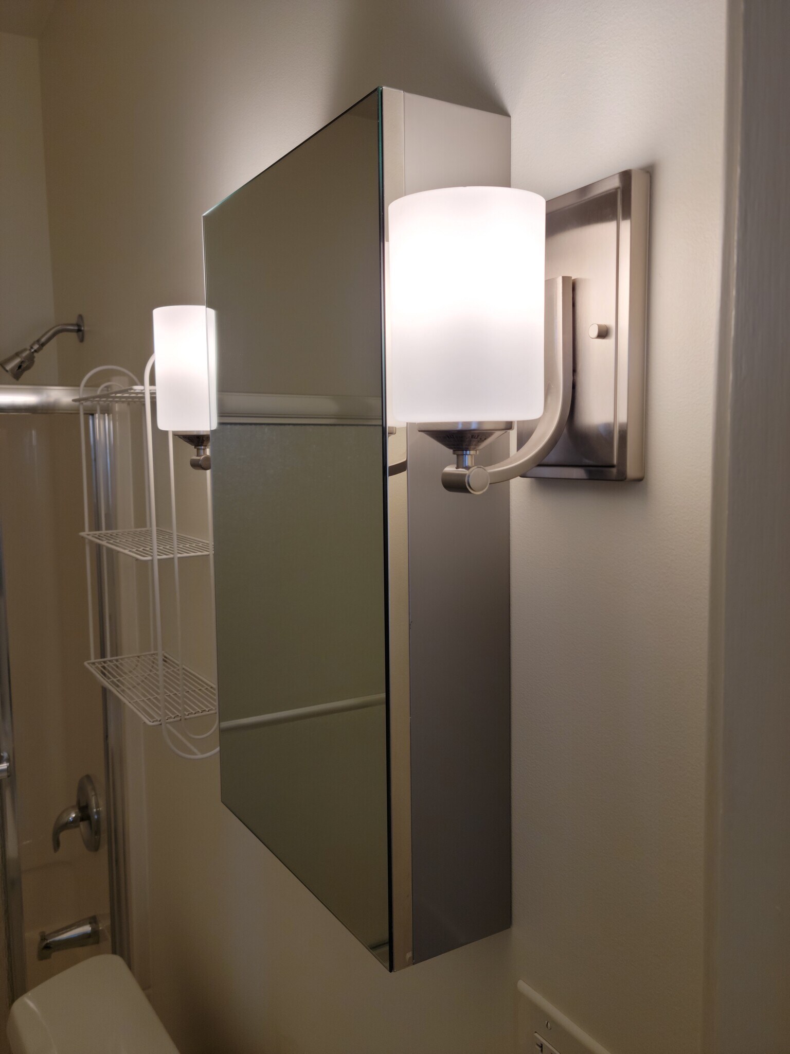 Bathroom (4' x 7' 7") - 3115 N Bartlett Ave - Lower