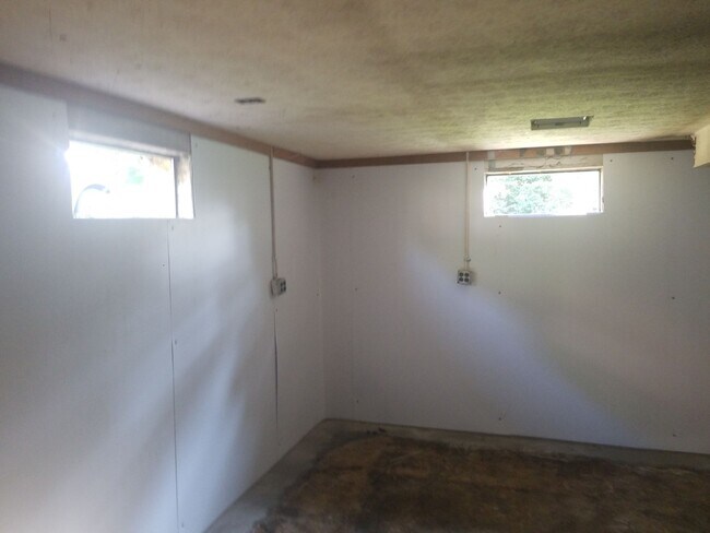 Building Photo - 7527 Jamaica Dr