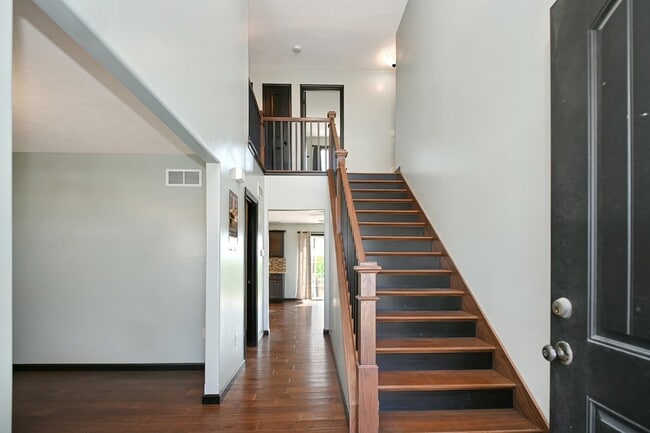 Building Photo - 1204 Ledgestone Dr