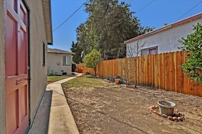 Building Photo - 3532 Maplewood Ave