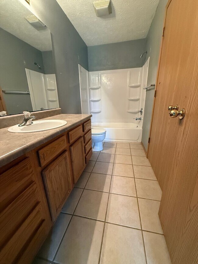 Building Photo - Charming 2 bedroom 2 bath duplex AVAILABLE NOW!