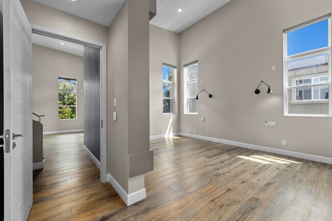 Building Photo - 2415 Carnegie Ln
