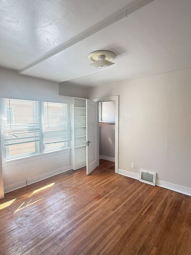 Building Photo - Spacious 5-Bedroom Home near WWU!
