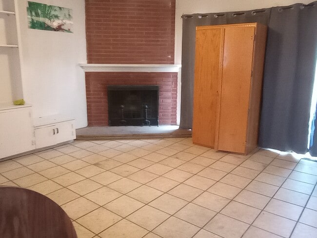 Building Photo - 871 E Franklin Ave