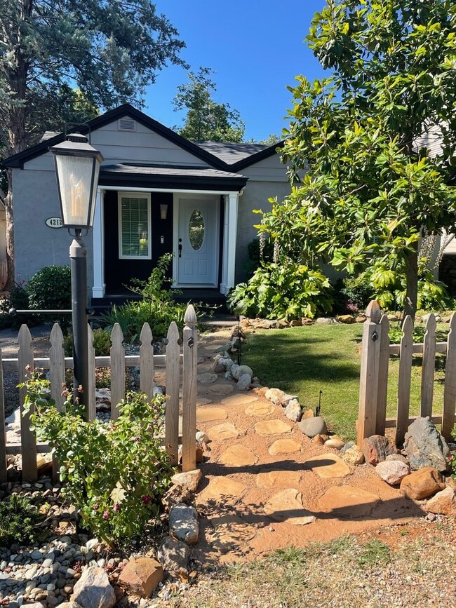 Building Photo - 2 BED 1 BATH HOME IN SHASTA LAKE