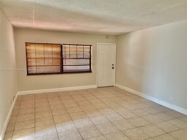 Building Photo - 2624 Riverside Dr