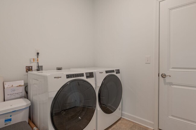 Building Photo - Modern Home with Open Floor Plan in Blacksburg