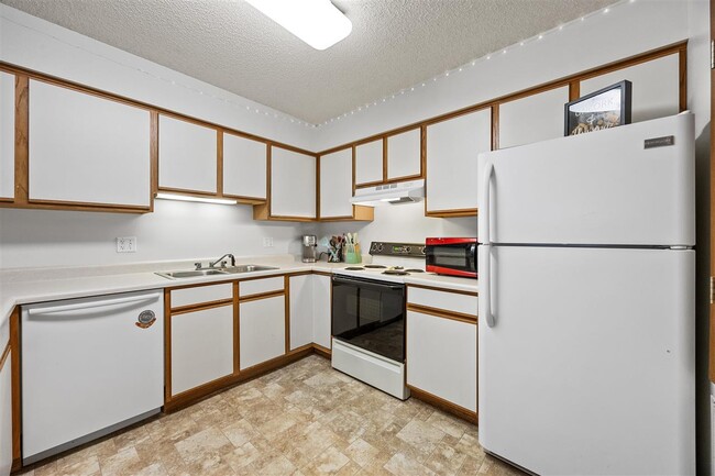 Building Photo - 2432 Rushmore Dr