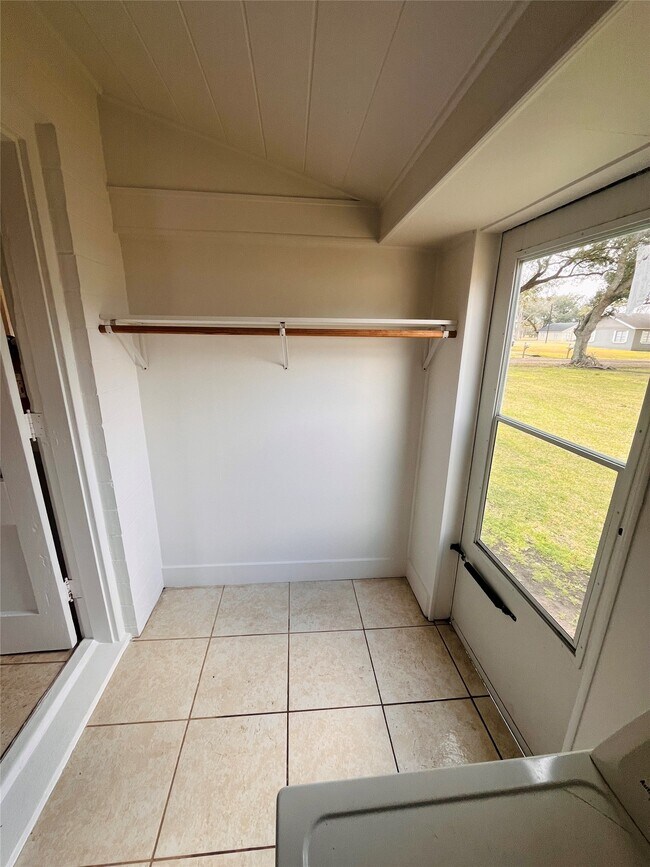 Building Photo - 1553 Dover St