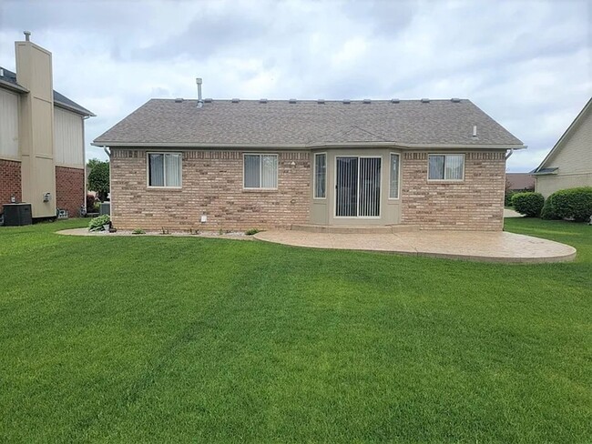 Building Photo - Super clean, spacious, all brick ranch in ...