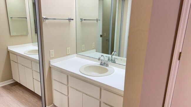 Building Photo - Great 2/2 In Woodcreek Village-Sublease