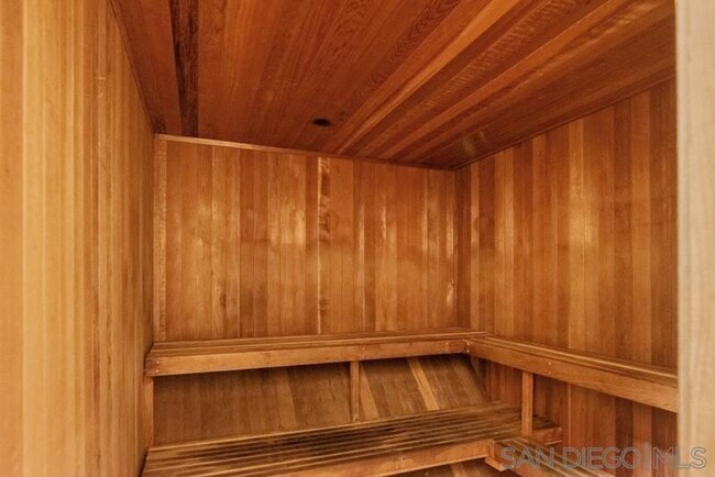 Building Photo - Gorgeous Upper Unit Condo in Fairway Knoll...