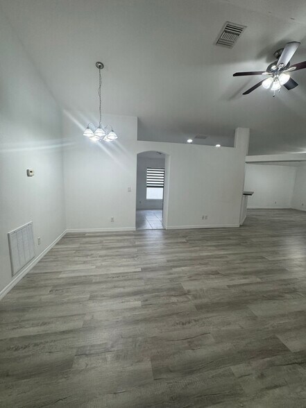 Building Photo - 833 Greenleaf Cir