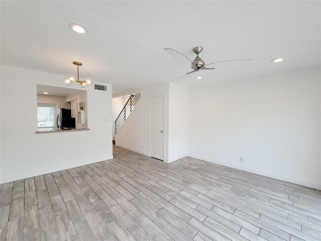 Building Photo - 6350 Chevy Chase Dr