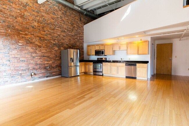 Building Photo - Stunning Downtown Condo
