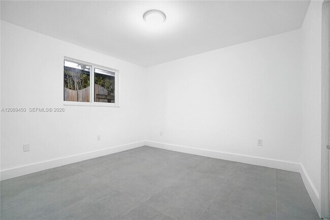 Building Photo - 2850 SW 24th St
