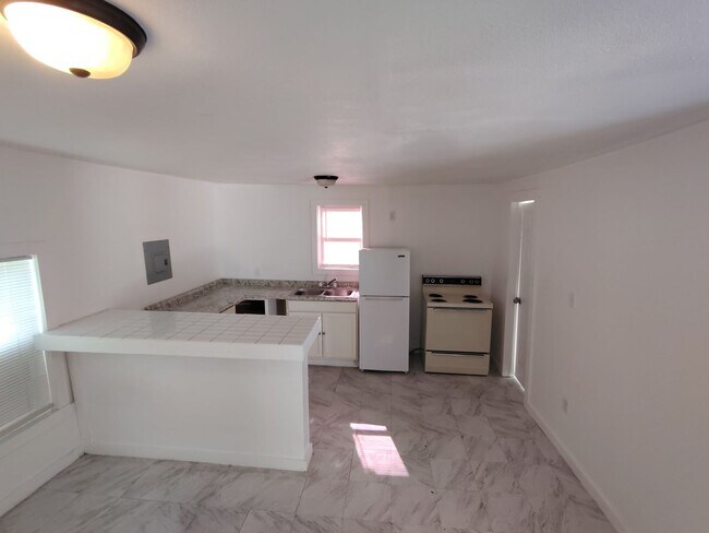 Building Photo - STUDIO Apartment/ALL BILLS PAID!!