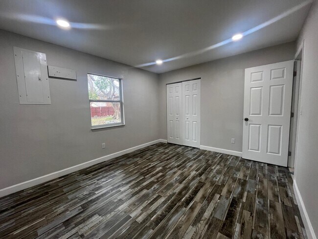 Building Photo - 838 SE Proctor Ln