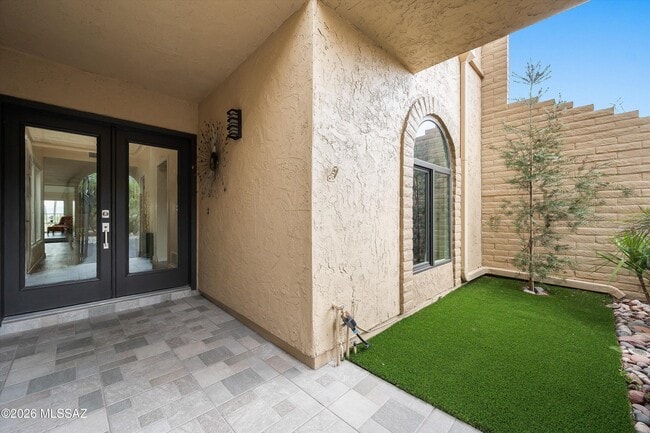 Building Photo - 5833 N Placita Del Baron
