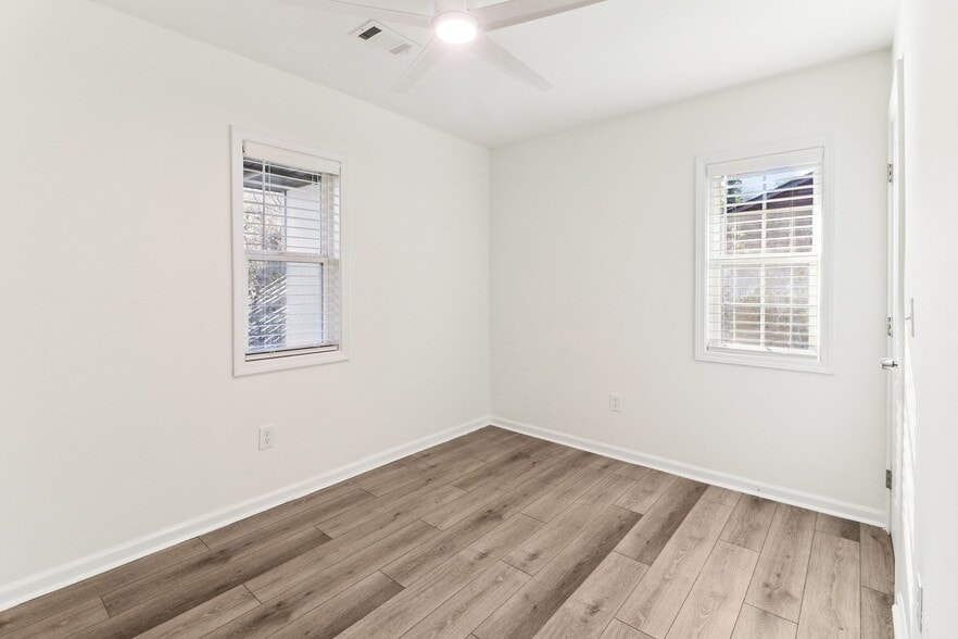 Building Photo - 839 Commodore Dr NW