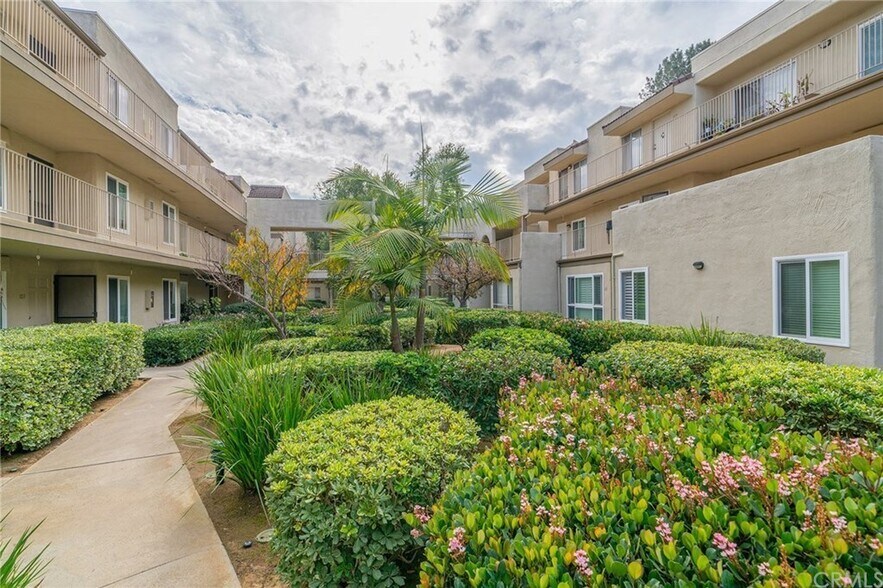 Building Photo - 13754 Mango Dr