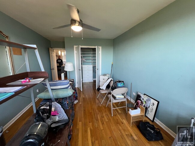 Building Photo - Top Floor 2BR 1BA w/ Bonus Nook, Five Cali...