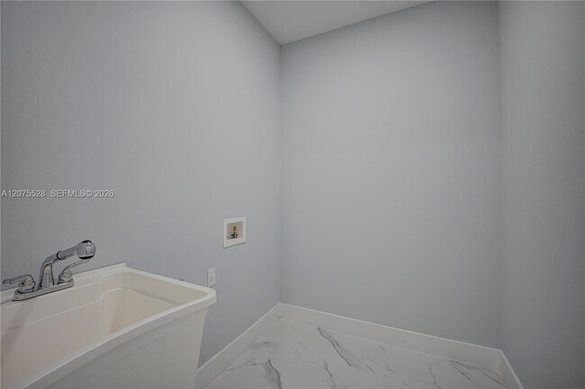 Building Photo - 872 Spaulding St E