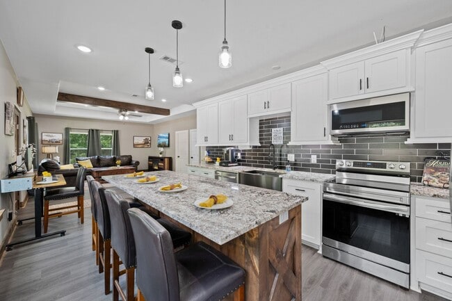 Building Photo - 376 Jill St
