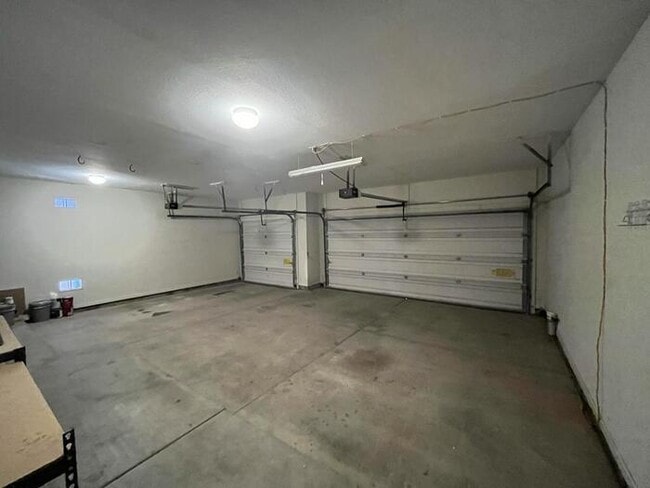 Building Photo - Spacious 4 Beds, 2 Baths Home with POOL in...