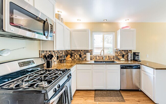 Building Photo - 444 Sierra Dr SE