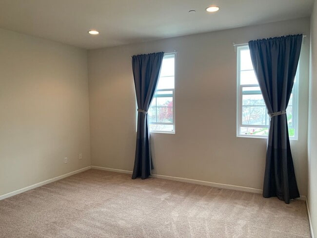 Building Photo - 3 Bed/3 Bath Newer Townhome in Desirable Ardenwood Neighborhood