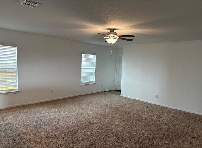 Building Photo - "Charming 3-Bed Oasis with Granite Touches...