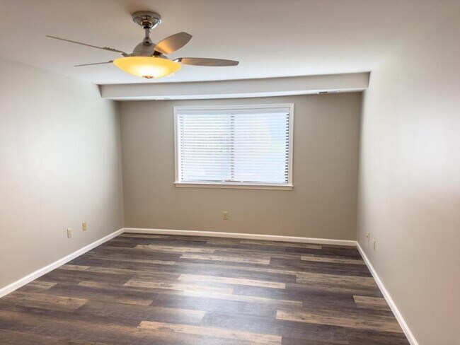 Building Photo - 4549 1/2 Hedgerow Dr