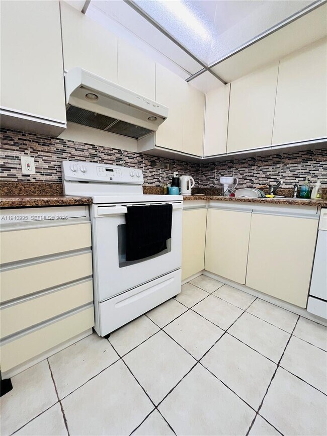 Building Photo - 2500 Parkview Dr