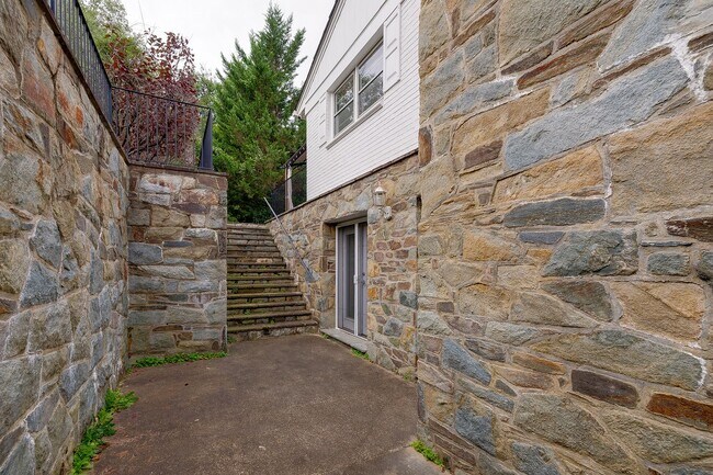 Building Photo - Bethesda (Walter Johnson HS) 4BR/3BA Detached Available for Multi-Year Lease