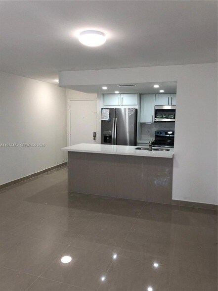 Building Photo - 8883 Fontainebleau Blvd