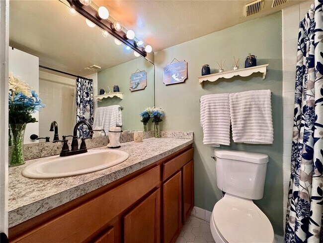 Building Photo - 2700 Cove Cay Dr