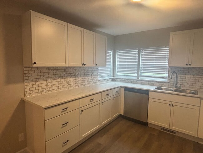 Building Photo - Fabulous 2 Bedroom 1.5 Bathroom House