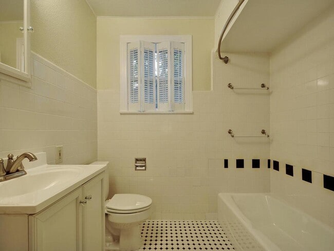 Building Photo - 2204 Tower Dr