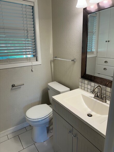 Master Bathroom - 3917 Lancelot Ln