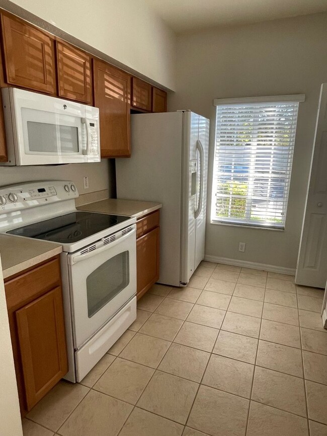 Building Photo - Gorgeous 3 Bedroom 2.5 Bath Townhome in La...