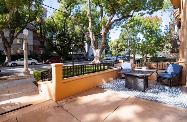 Primary Photo - 282 N Madison Ave