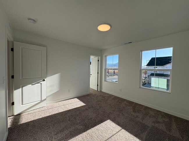 Building Photo - Gorgeous End-Unit Townhome in beautiful Salem!